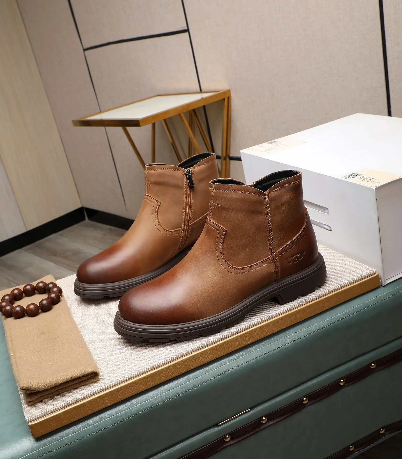 Men's men's shoes💰640 UGG (100% genuine wool lining, 10% off for fake ones) Please pay attention to the quality of the original order and compare the thickness of the wool🏮🏮Hot-selling UGG from Australia's warm luxury brand men's shoes, the official website is synchronized, Beckham men's style..., made of imported top-layer waxed cowhide, waxed toe cap, Australian real wool velvet lining Carefully sewn...Imported rubber Martin boots outsole (comfortable, soft and wear-resistant). I really like the quality..Exquisite workmanship. You can't put it down at first sight. Size 39-44